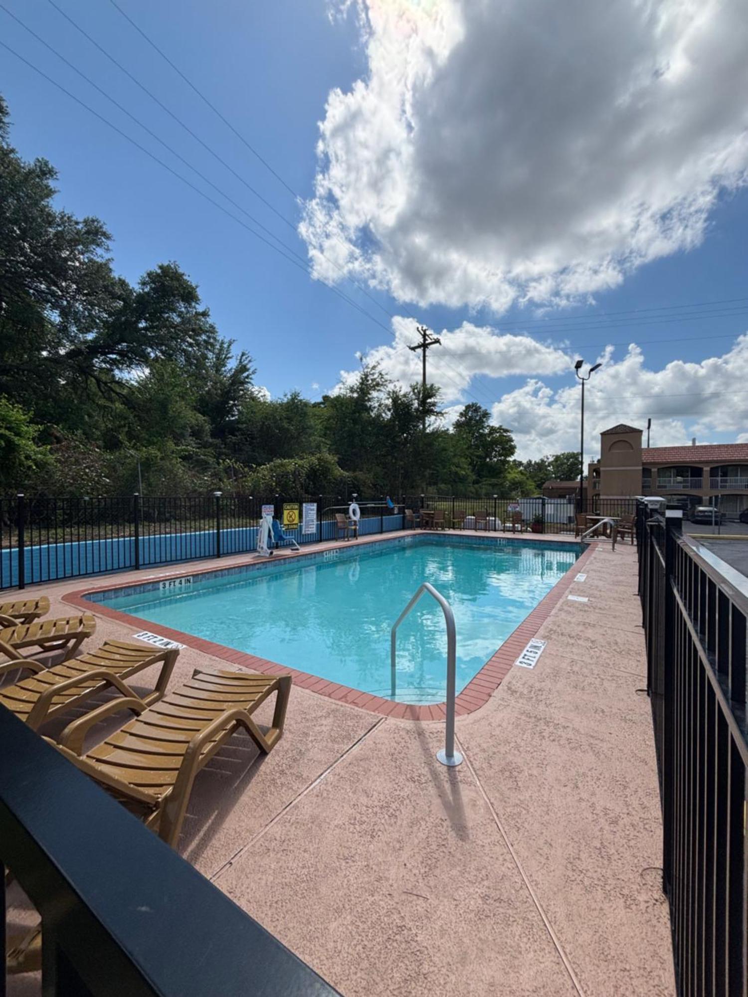 High Springs Inn Soon To Be Clarion Pointe Alachua Exterior photo